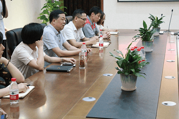 市人大副主任蒞臨我司參觀考察 市人大副主任蒞臨我司參觀考察