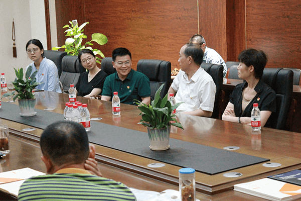 市人大副主任蒞臨我司參觀考察 市人大副主任蒞臨我司參觀考察